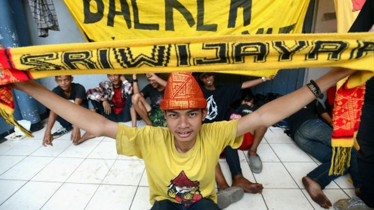 Loyalitas suporter Sriwijaya FC rela menginap di Senayan