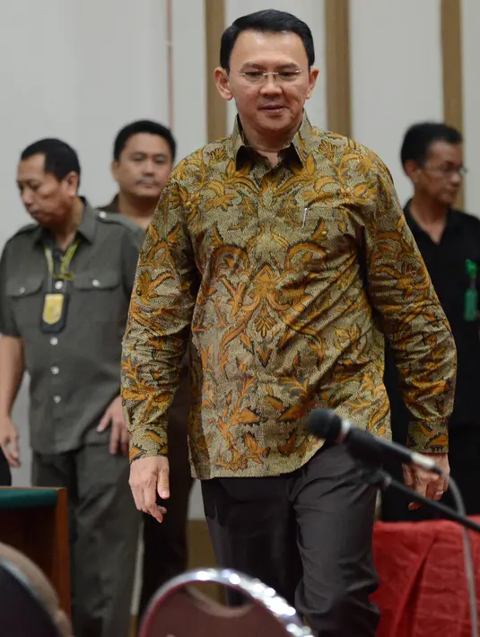 Basuki Tjahaja Purnama atau Ahok berjalan menuju kursi terdakwa untuk menjalani sidang lanjutan kasus dugaan penodaan agama di Auditorium Kementan, Jakarta, Selasa (11/4). Sidang ke-18 ini beragenda pembacaan tuntutan. (Liputan6.com/Pool/Raisan Al Farisi)