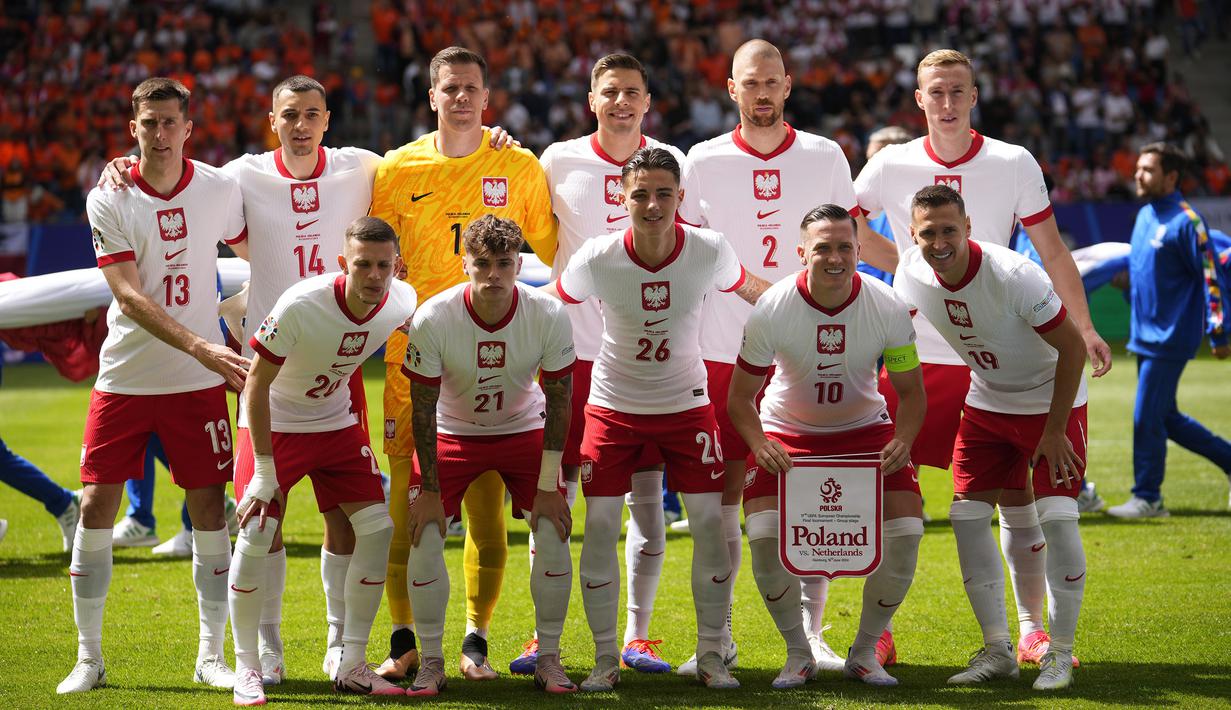 Para pemain starting XI Timnas Polandia berfoto bersama jelang dimulainya laga Grup D Euro 2024 menghadapi Timnas Belanda di Volksparkstadion, Hamburg, Jerman, Minggu (16/6/2024). (AP Photo/Ebrahim Noroozi)