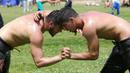Teknik yang digunakan hampir mirip dengan pertandingan gulat pada umumnya. (AFP Photo/Adem Altan)