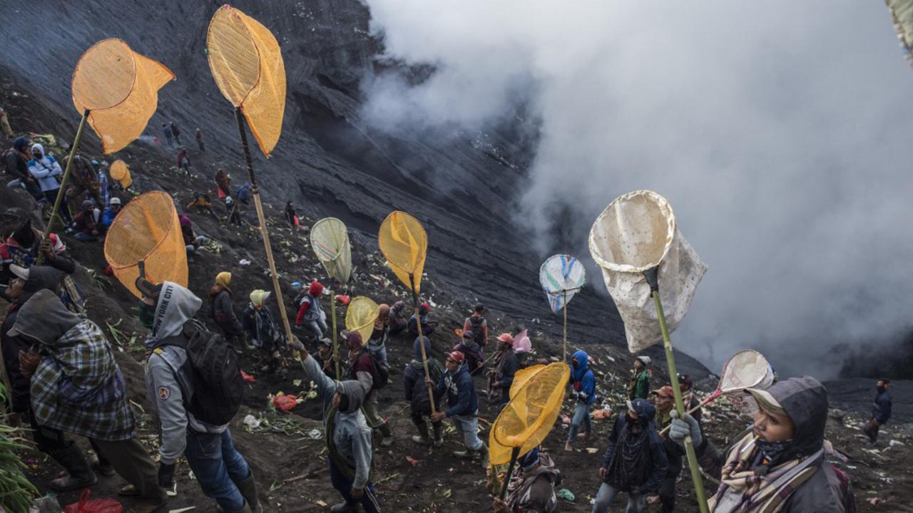 FOTO: Upacara Yadnya Kasada, Suku Tengger Larung Sesajen ke Kawah Gunung Bromo