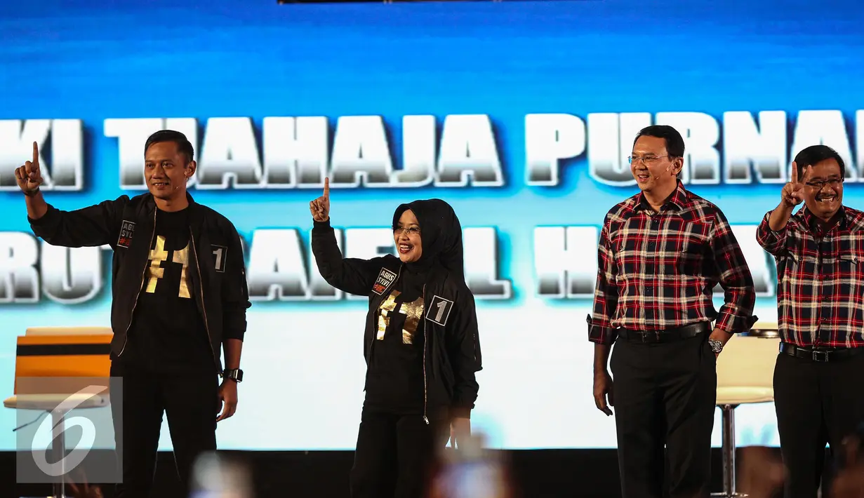 Cagub DKI Jakarta no 1 Agus Harimurti Yudhoyono-Sylviana, dan no 2 Basuki T Purnama-Djarot Saiful Hidayat menyapa pendukungnya saat debat kedua Cagub DKI-Jakarta, Jumat (27/1). (Liputan6.com/Faizal Fanani)