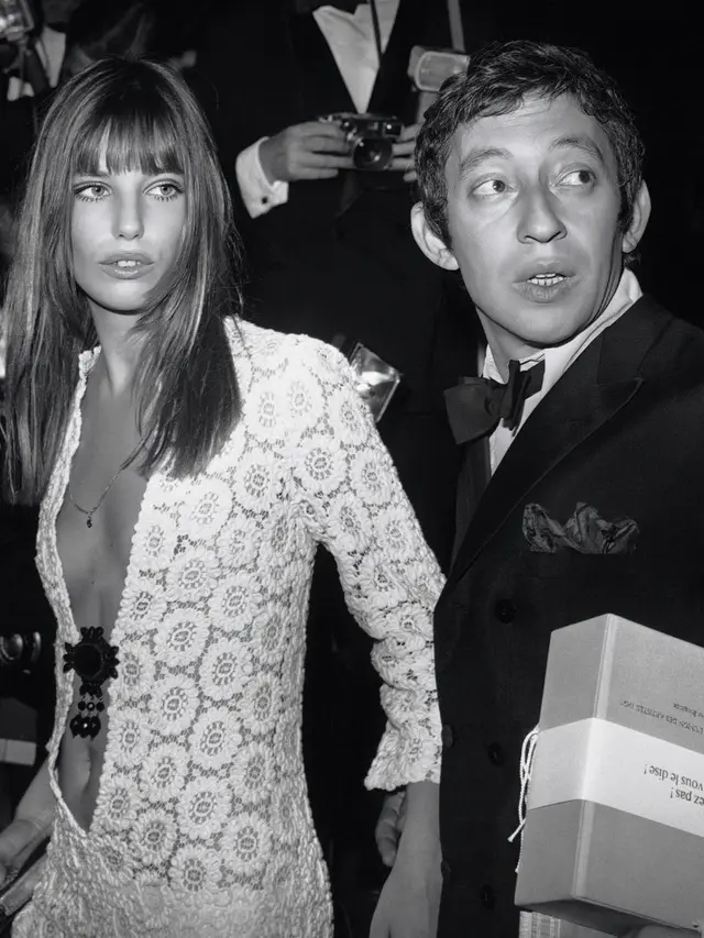 6 Potret Dua Lipa Bergaya Glamor Coquette dengan Chanel Dress, Dibuat Melebihi 1000 jam!