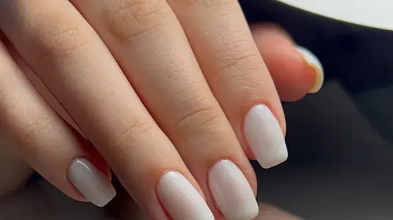 Milky White Nails, Tren Manicure yang Bikin Kuku Tampak Bersih dan Elegan
