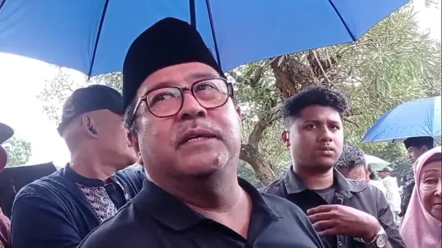 Rano Karno di TPU Tanah Kusir, Jakarta Selatan, Jumat (4/4/2025).