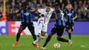 Pemain Paris Saint-Germain Kylian Mbappe (tengah) berebut bola dengan pemain Club Brugge Stanley Nsoki (kiri) dan Clinton Mata pada pertandingan Grup A Liga Champions di Stadion Jan Breydel, Bruges, Belgia, Rabu (15/9/2021). Pertandingan berakhir imbang 1-1. (JOHN THYS/AFP)