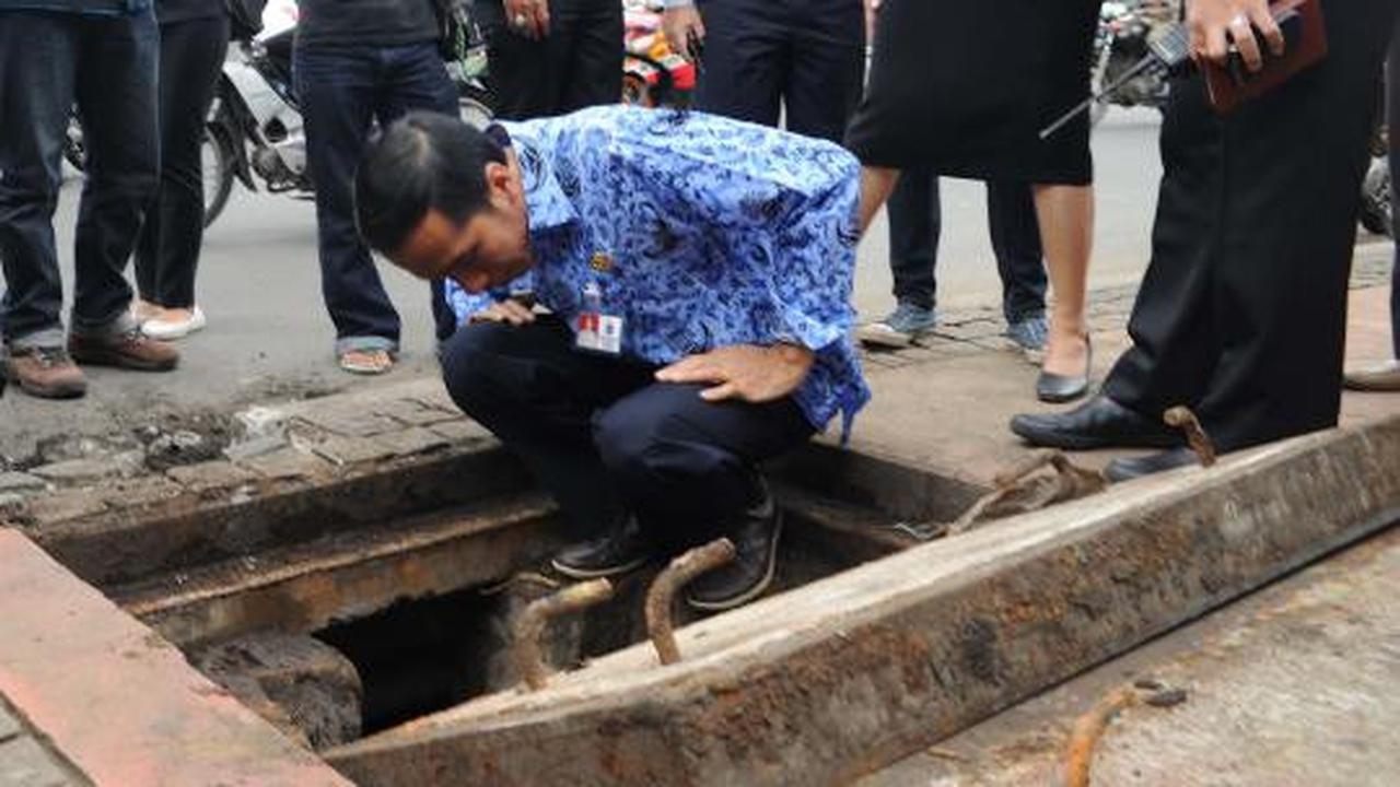 Berseragam Korpri, Jokowi nekat masuk ke gorong-gorong 