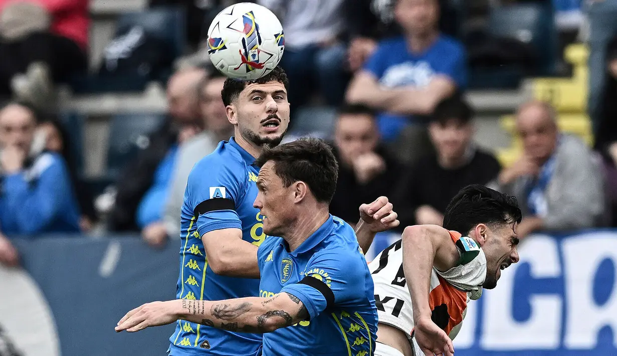 Pemain Venezia, Francesco Zampano (kanan) berduel dengan pemain Empoli, Liam Henderson dalam laga lanjutan Liga Italia 2024/2025 di Carlo Castellani Stadium, Empoli, Italia, Minggu (20/04/2025) waktu setempat. (AP Photo/LaPresse)
