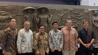 Rafi Sudirman,&nbsp;Kiki Verico, S.E., Dr. Mohammad Amin, Ravnadhika Radhi, Chico Hindarto, dan Candra Darusman dalam press conference Jazz Goes to Campus ke-4 yang diselenggarkan pada Sabtu 20 September 2025 di Sarinah, Jakarta Pusat. (Liputan6/Hosana Solagracia Sifra)