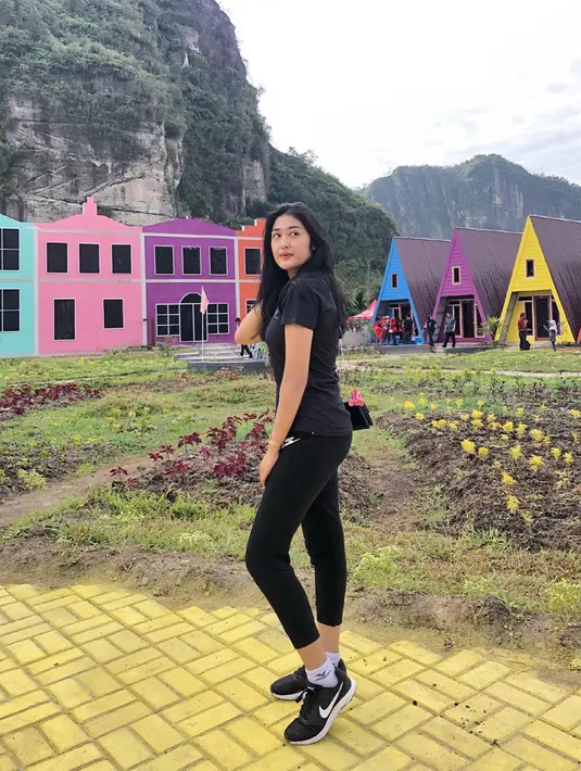 Selain berpenampilan feminim, anak kedua Nil Maizar ini juga tampil sporty. Raina terlihat cantik dengan kaos dan celana berwarna hitam. (Liputan6.com/IG/@chaaarania)
