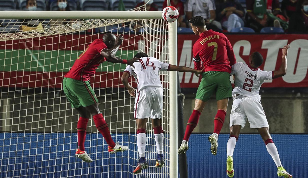 Menjalani pertandingan di kandang sendiri, A Selecao tampil dominan sejak bola digulirkan. Laga baru berjalan 37 menit, Timnas Portugal berhasil unggul lebih dulu. (AFP/Carlos Costa)
