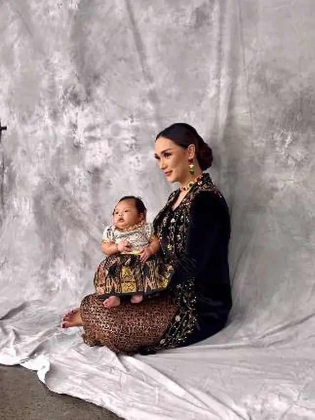 Tampil Kompak, Ini 6 Pemotretan Terbaru Zaskia Gotik Bersama Anak dengan Busana Adat