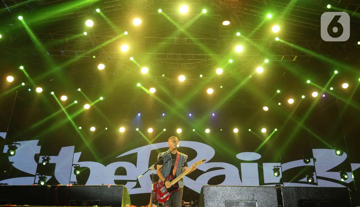 Grup band The Rain tampil pada pembukaan Jakarta Fair 2022 atau Pekan Raya Jakarta 2022 di Jakarta International Expo (JIExpo), Kemayoran, Jakarta, Kamis (9/6/2022). Jakarta Fair 2022 berlangsung pada 9 Juni hingga 17 Juli 2022. (Liputan6.com/Herman Zakharia)