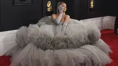 Ariana Grande berpose di karpet merah saat tiba menghadiri Grammy Awards ke-62 di Staples Center di Los Angeles (26/1/2020). Ariana Grande tampil cantik bak cinderella dengan gaun bernuansa abu-abu dari rumah mode Giambattista Valli. (AP Photo/Jordan Strauss)