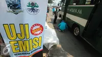 Petugas Badan Lingkungan Hidup (BLH) melakukan uji emisi gas buang kendaraan di jalan TB Simatupang, Jakarta (25/8/2015). Uji emisi gratis tersebut guna memeriksa ambang batas gas buang kendaraan. (Liputan6.com/Gempur M Surya)