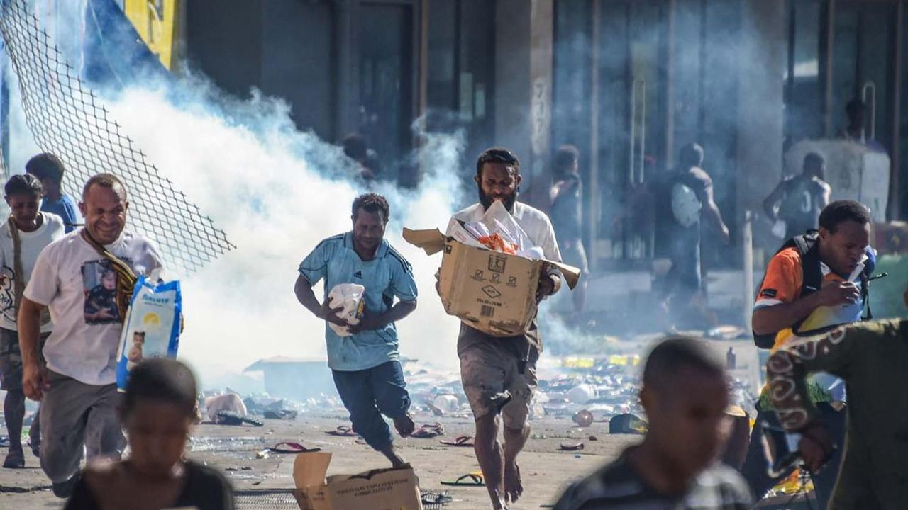 Sebuah kerusuhan terjadi di Papua Nugini, pada Rabu (10/1/2024).&nbsp;Diketahui, kerusuhan dipicu perselisihan gaji polisi dan tentara Papua Nugini yang berlanjut pada aksi unjuk rasa anarkis.&nbsp;Sebanyak 16 orang dilaporkan tewas dalam peristiwa terseb