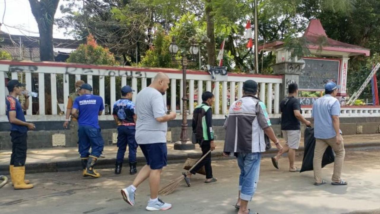 Ojol Purwokerto Inisiatif Bersih-Bersih Alun-Alun Usai Demo