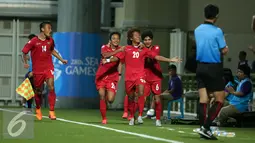Pemain depan Myanmar U-23, Shine Thura (20) berlari merayakan golnya ke gawang Indonesia di penyisihan grup A Sea Games 2015 di Stadion Jalan Besar, Singapura, Selasa (2/6/2015). Indonesia kalah 4-2. (Liputan6.com/Helmi Fithriansyah)