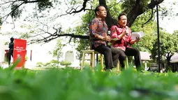 Kepala Bekraf Triawan Munaf (kanan) didampingi Mensesneg Pratikno memberikan keterangan kepada wartawan di taman Istana, Jakarta, Jumat (28/7). Rangkaian acara tersebut bertema 72 Tahun Indonesia Kerja Bersama. (Liputan6.com/Angga Yuniar)