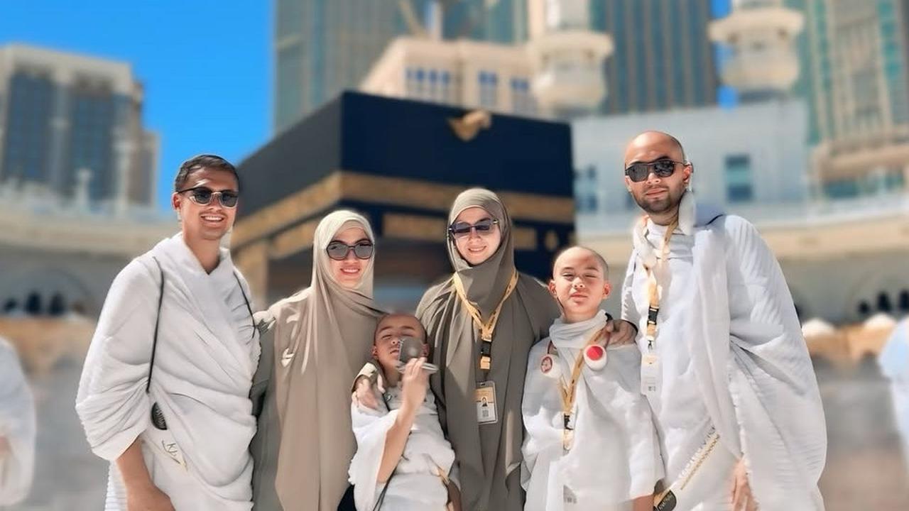 7 Potret Kekompakan Revalina S. Temat dan Keluarga Saat Umrah ke Tanah Suci, Suami dan Anak-Anak Kompak Botak