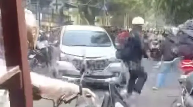 Mobil Ugal-ugalan Sampai Naik Trotoar Lalu Tabrak 2 Pemotor