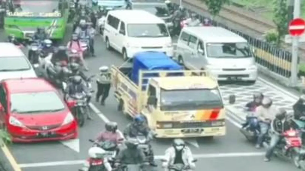 Aksi polisi mendorong truk mogok di Surabaya banjir simpati warganet. (Dok. Humas Polda Jatim/Liputan6.com)