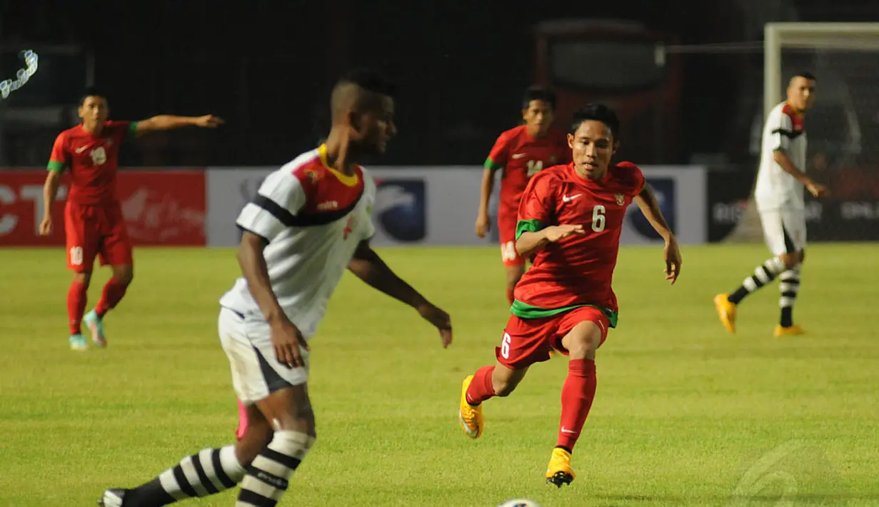 Pemain depan Timnas Indonesia, Evan Dimas Darmono (kanan) berusaha merebut bola dari pemain Timor Leste dalam laga persahabatan di Stadion GBK Jakarta, Selasa (11/11/2014). Indonesia unggul 4-0 atas Timor Leste. (Liputan6.com/Helmi Fithriansyah)