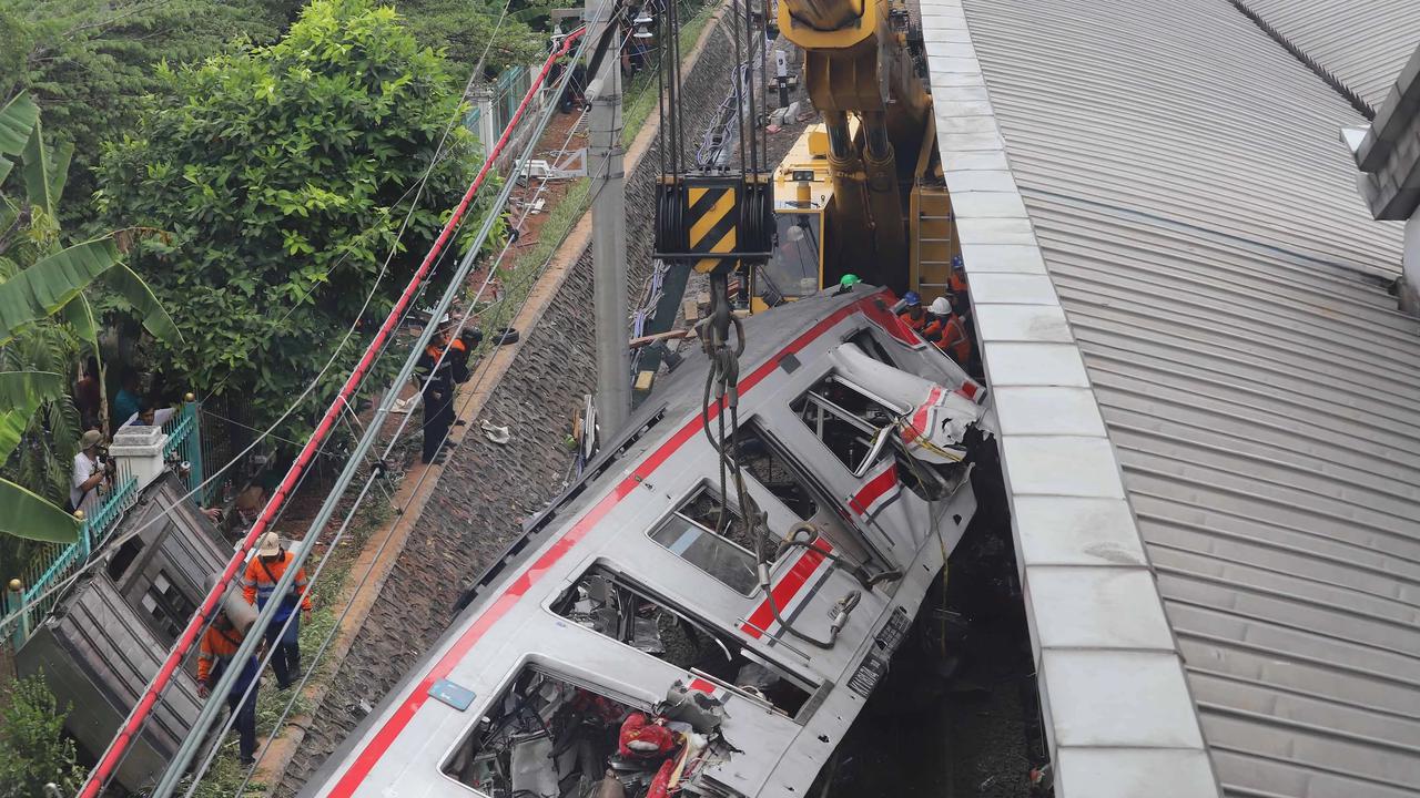 FOTO: Evakuasi Gerbong KRL Commuterline di Stasiun Bekasi Timur