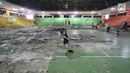 Suasana renovasi GOR Soemantri Brodjonegoro di Jakarta, Selasa (14/11). Pemerintah Provinsi DKI Jakarta merenovasi 10 GOR untuk mendukung pelaksanaan Asian Games 2018. Proyek renovasi ini ditargetkan selesai pada Mei 2018. (Liputan6.com/Immanuel Antonius)