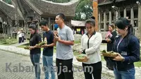 Ritual Hukum Adat terhadap dua wisatawan di Kete Kesu. (Kabarmakassar.com)