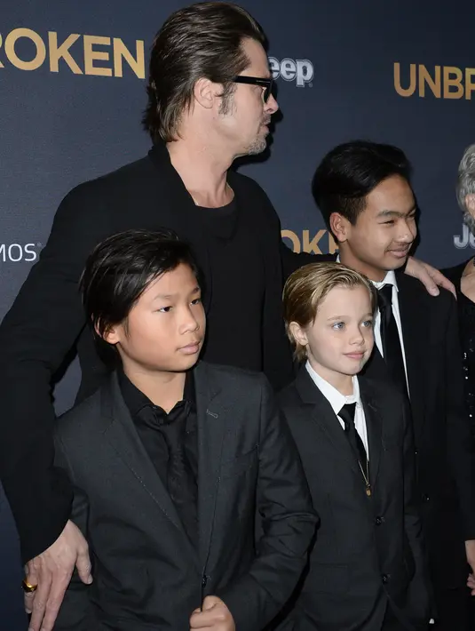 Saat masih dalam proses penyelidikan Brad Pitt memang sempat tersinggung dengan pengawasan yang dilakukan pihak DCFS saat dirinya sedang bermain dengan anak-anaknya. (AFP/Bintang.com)