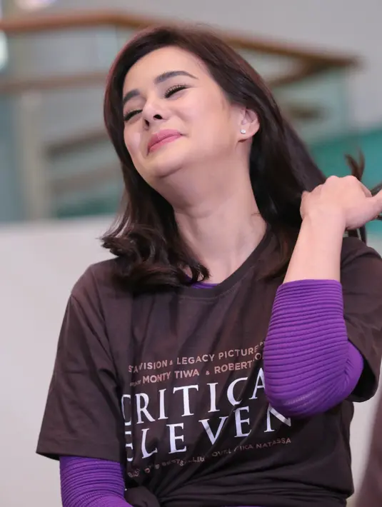 Astrid Tiar kembali menjalani aktivitasnya sebagai pemeran. Astrid kangen setelah full menjadi ibu rumah tangga selama di Inggris. Setelah beberapa tahun vakum, ia kembali menghiasi layar lebar dalam film Critical Eleven. (Adrian Putra/Bintang.com)