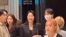 <p>Sepertinya, memang ada sesuatu yang menarik perhatian mereka. Park Shin Hye tampak meminta sang suami untuk menghampiri apa yang mereka lihat di depan sana. (Foto: Twitter/ @moonliebe_)</p>
