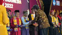 Dirjen Kebudayaan Kemendikbudristek menyerahkan Penghargaan Maestro Seni Tradisi. (Foto: Istimewa)