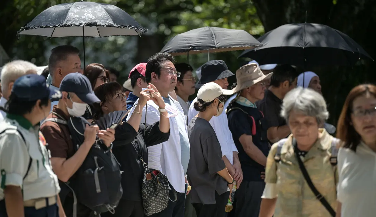 Yasukuni diambil dari gabungan kata "perdamaian" dan "negara". Yasukuni merupakan pusat agama negara Shinto yang memobilisasi penduduk pada masa perang untuk berperang atas nama seorang kaisar ilahi. (Richard A. Brooks/AFP)