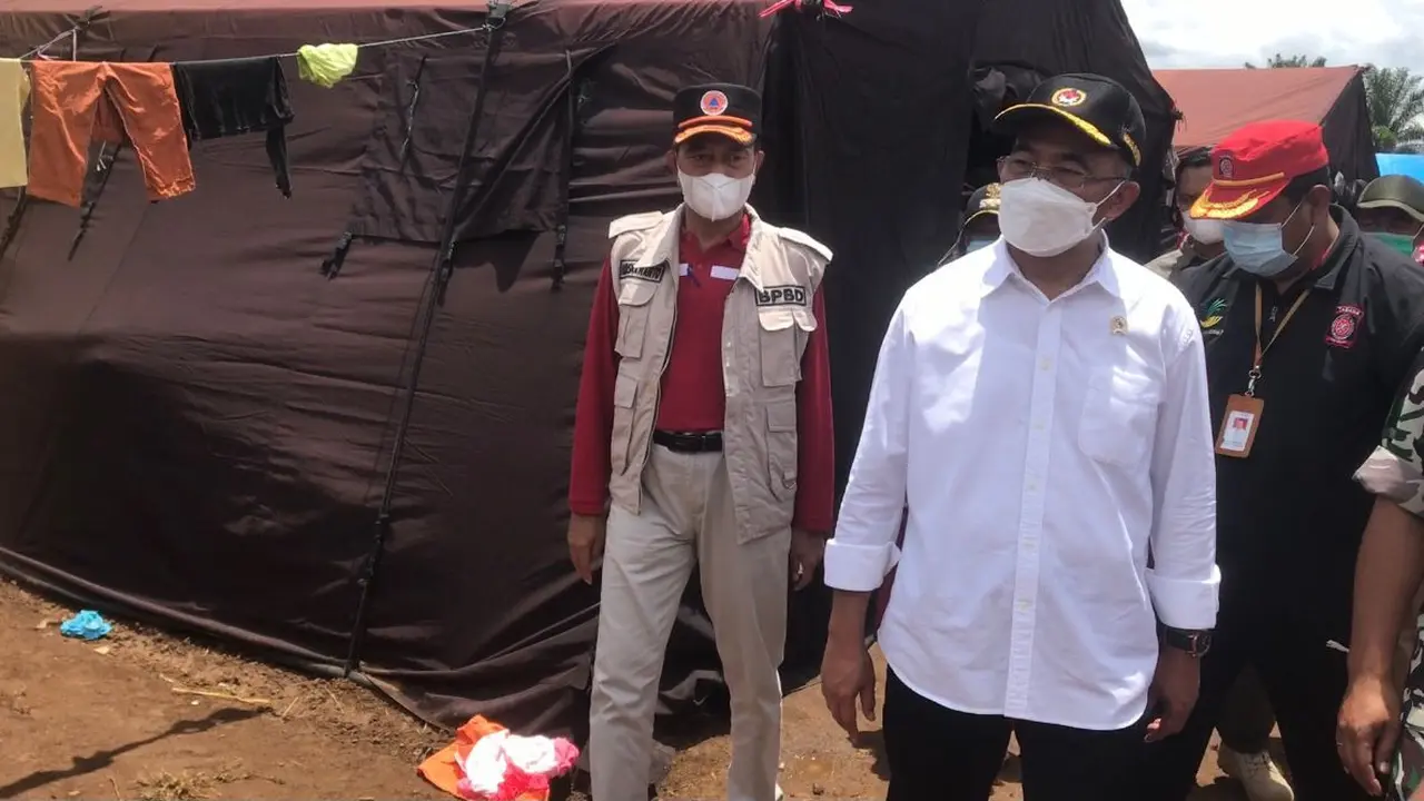 Menteri PMK, Muhadjir Effendy tinjau lokasi pengungsian di Nagari Kajai, Kabupaten PAsaman Barat. (Liputan6.com/ Novia Harlina)