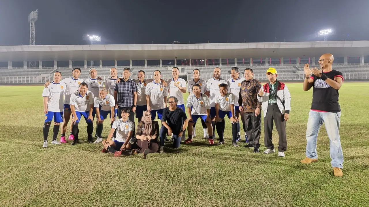 IKA FH Unpad dan ILUNI FHUI Tanding Sepak Bola di GBK