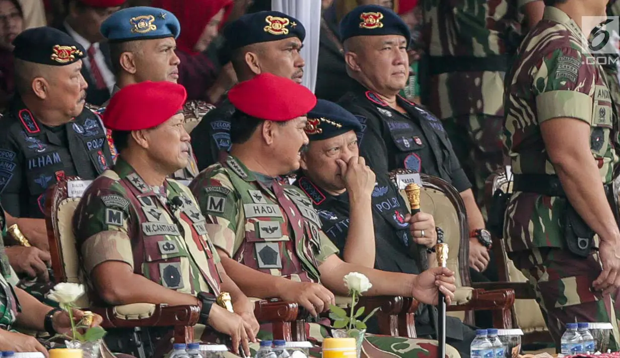 Panglima TNI Marsekal Hadi Tjahjanto berbincang dengan Kapolri Jenderal Tito Karnavian saat menghadiri peringatan ulang tahun ke-67 Komando Pasukan Khusus (Kopassus) di Markas Kopassus, Cijantung, Jakarta, Rabu (24/4). (Liputan6.com/Faizal Fanani)