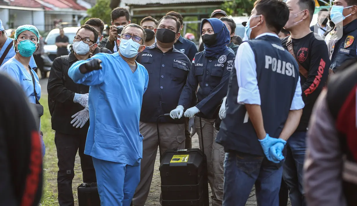 Penyidik dari Polsek Kalideres bersama tim yang mengenakan baju Pusat Laboratorium Forensik (Puslabfor) Badan Reserse Kriminal (Bareskrim) Mabes Polri datang ke lokasi rumah tempat penemuan empat jenazah satu keluarga di Kalideres, Jakarta Barat,Rabu (16/11/2022). Hingga sampai saat ini Polisi belum mengungkapkan penyebab kematian korban melainkan berdasarkan hasil pemeriksaan, tidak ditemukan tanda kekerasan dan ditemukan fakta keempat jasad itu sudah lama tidak mendapat asuman makanan maupun minuman. (Liputan6.com/Johan Tallo)