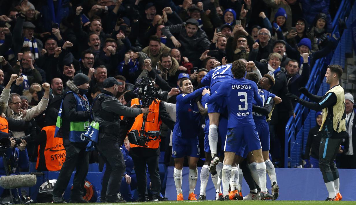 Para pemain Chelsea merayakan gol yang dicetak Willian ke gawang Barcelona pada laga Liga Champions di Stadion Stamford Bridge, London, Selasa (20/2/2018). Chelsea sementara unggul 1-0 atas Barcelona. (AFP/Ian Kington)