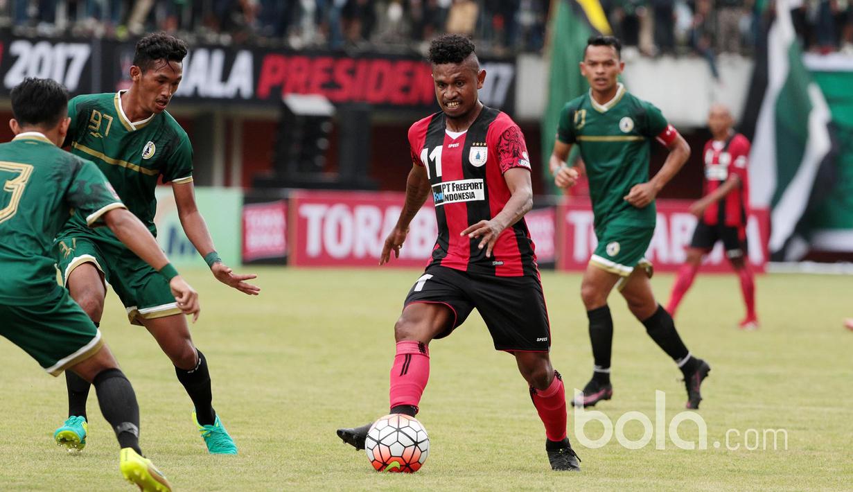 Pemain Persipura, Emanuel Wanggai mencoba melewati para pemain PSS Sleman pada partai pembuka  Piala Presiden 2017 di Stadion Maguwoharjo, Sleman, Sabtu (4/2/2017). (Bola.com/Nicklas Hanoatubun)