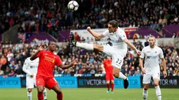 Pemain Swansea City, Angel Rangel, membuang bola saat melawan Liverpool dalam laga Premier League, di Liberty Stadium, Sabtu (1/10/2016). (Reuters/Stefan Wermuth)