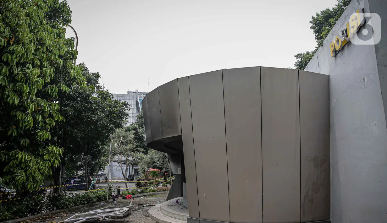 Kondisi Pos Polisi Subsektor Pejompongan pasca dibakar pihak tak dikenal usai aksi berujung ricuh di depan Gedung DPR/MPR RI, Jakarta, Selasa (12/4/2022). Pospol tersebut dibakar tepat setelah ada bentrokan yang melibatkan pihak kepolisian di sekitar lokasi kejadian. (Liputan6.com/Faizal Fanani)