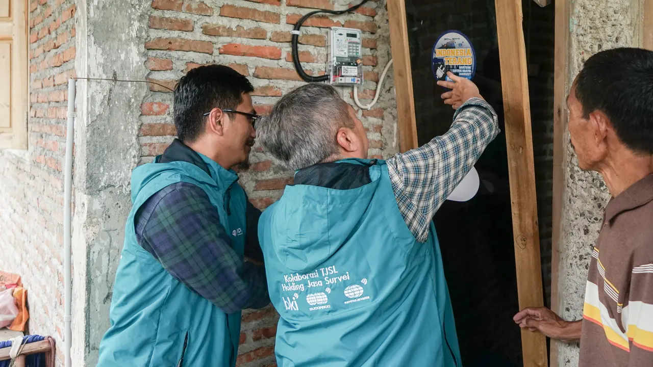 Pemasangan sambungan tenaga listrik oleh Holding BUMN Jasa Survei atau IDSurvey