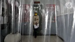 Narapidana berjalan keluar usai mendapat pembebasan bersyarat melalui program asimilasi dan integrasi terkait pandemi virus corona COVID-19 di Rutan Kelas I Depok, Jawa Barat, Selasa (7/4/2020). Sekitar 290 narapidana mendapatkan pembebasan bersyarat. (Liputan6.com/Johan Tallo)