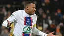 Penyerang PSG, Kylian Mbappe berselebrasi usai mencetak gol ke gawang Pays de Cassel pada pertandingan babak 32 besar Piala Prancis di stadion Bollaert-Delelis di Lens, Prancis pada 23 Januari 2023. Mbappe berarti sudah mengemas total 25 gol dalam 24 pertandingan untuk PSG di sepanjang kompetisi musim ini. (AFP/Francois Lo Presti)