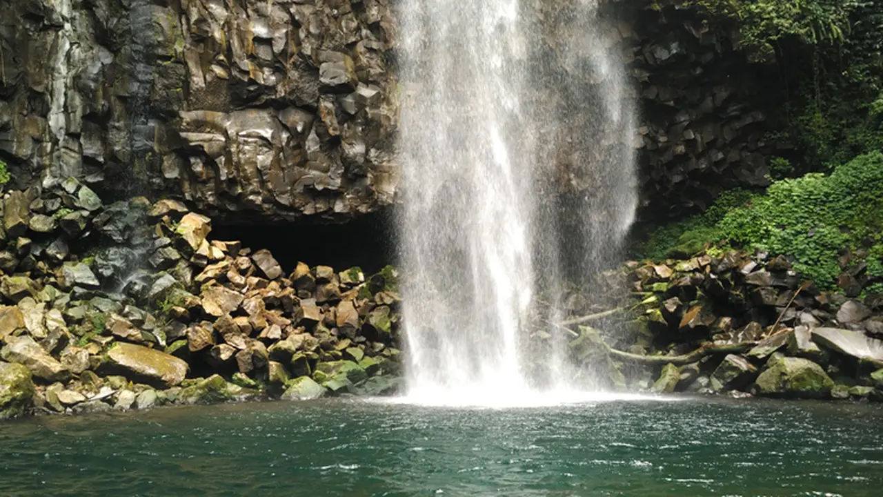Rasai Sensasi Berendam di Air terjun Lembah Anai