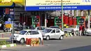 Mobil dan sepeda motor mengantre untuk mengisi bahan baakr di sebuah SPBU di tengah gangguan sistem distribusi bensin secara nasional di Teheran, Iran, Selasa (26/10/2021). Sebuah serangan siber mengganggu distribusi bensin di SPBU seluruh Iran yang menyebabkan penghentian layanan. (Atta KENARE/AFP)