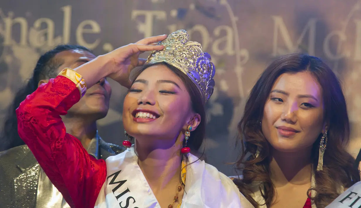 Tenzin Paldon keluar sebagai pemenang Miss Tibet 2017, Dharmsala, India, Minggu (4/6). Paldon, yang tinggal di negara bagian Karnataka, India dinyatakan sebagai pemenang di antara sembilan kontestan . (Foto AP / Ashwini Bhatia)