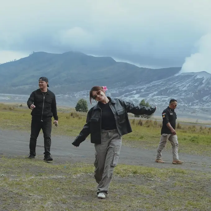 Elsa Japasal Tampil dengan Mode Cute Masculine Saat Motoran dengan Ariel NOAH hingga Raffi Ahmad